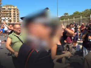 Proteste all’esterno della Scuola Forestali Carabinieri di Castel Volturno (Caserta)