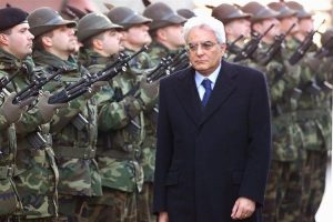 Le dimissioni di Conte ora sono nelle mani del Capo dello Stato Sergio Mattarella, Comandante Supremo delle Forze Armate che, già nelle prossime ore, coi Consiglieri militari, valuterà i possibili nomi per Palazzo Baracchini in caso di una formazione pro tempore.